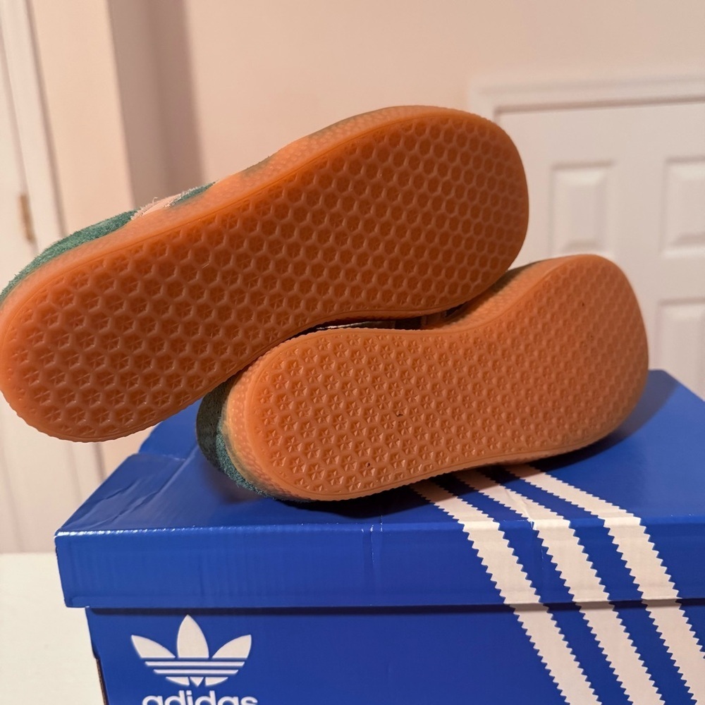 Adidas kids green and white Gazelle Sneaker size 1 - Picture 6 of 10